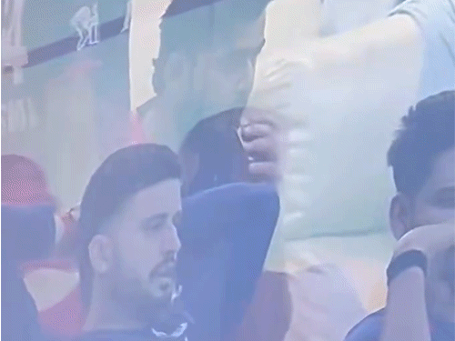 ई-सिगरेट पीते दिखे राजस्थान के कप्तान रियान पराग: लॉकर रूम का वीडियो वायरल; देश में सिगरेट पर बैन, बीसीसीआई ले सकती है कार्रवाई!