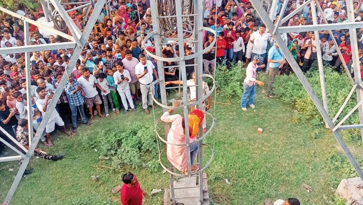 Girlfriend climbed a tower after her boyfriend refused to marry her.