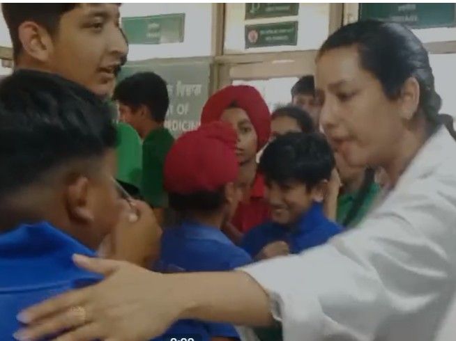 मोहाली के स्कूल में मधुमक्खियों का बच्चों पर हमला:  40 बच्चे अस्पताल में भर्ती, पेरेंटस का हंगामा; ग्राउंड में खेलते समय हुई घटना – Chandigarh News