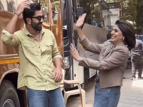 बीच सड़क पर नीतू कपूर और रणबीर ने किया डांस:साथ में पोज भी दिए, मां ने बेटे को गले लगाकर किया किस