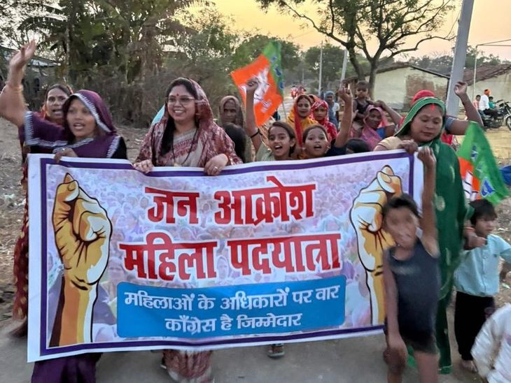 BJP Mahila Padayatra in Korawns Rampur Kala led by Santra Devi Bind