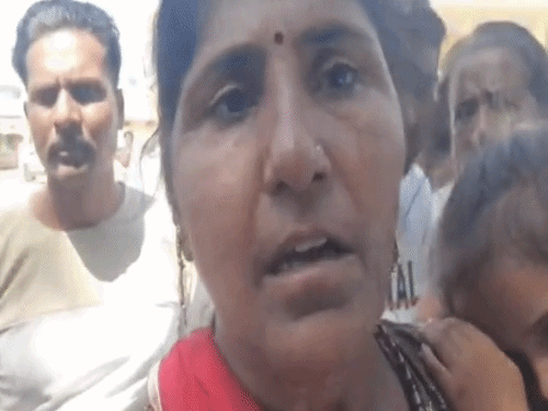 बस में गहने चोरी हुए तो रोने लगी महिला: बैग का ताला तोड़ भीड़ में कोई चुरा ले गया लाखों रुपए के गहन - Dainik Bhaskar