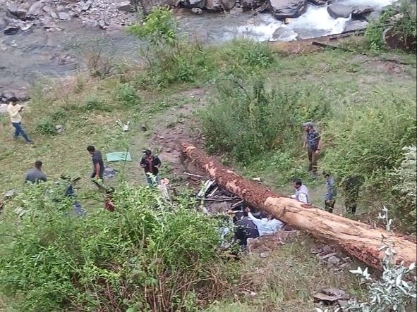 ঝড়ের কারণে হিমাচলের দুর্ঘটনা, 4 মহিলা শিক্ষকের মৃত্যু: আনিতে গাছ পড়ে যাওয়ার কারণে বোলেরো গাড়ি খাদে পড়ে গেছে, 3 গুরুতর, দুজনকে আইজিএমসি শিমলায় রেফার করা হয়েছে – কুল্লু নিউজ