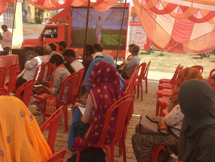 केरवाड़ा गांव में सरकारी योजनाओं का प्रचार: एलईडी वैन से ग्रामीणों को किया जागरुक - Dainik Bhaskar