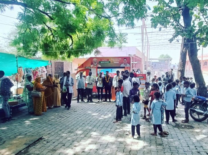 अकावद खुर्द पहुंचा 'सशक्त किसान समृद्ध राजस्थान' अभियान रथ: ग्रामीणों को मिली जनकल्यणकारी योजनाओं की जानकारी - Dainik Bhaskar