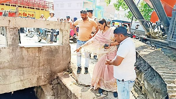 Clean the main drains clogged with garbage on war footing
