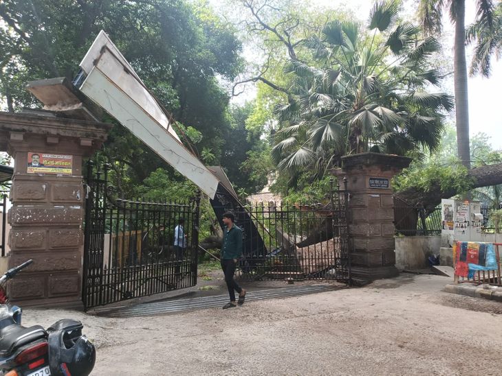 Prayagraj Storm Damages Revenue Council Gate | Road Blocked