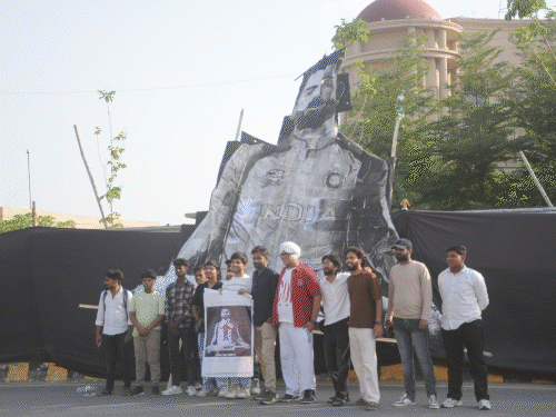 इकाना में लगाई गई विराट की 15 फुट लंबी तस्वीर: बिहार से बैनर लेकर आए फैन; बोले: कोहली किंग हैं, परीक्षा की तैयारी छोड़कर देखने आ गए -Lucknow News
