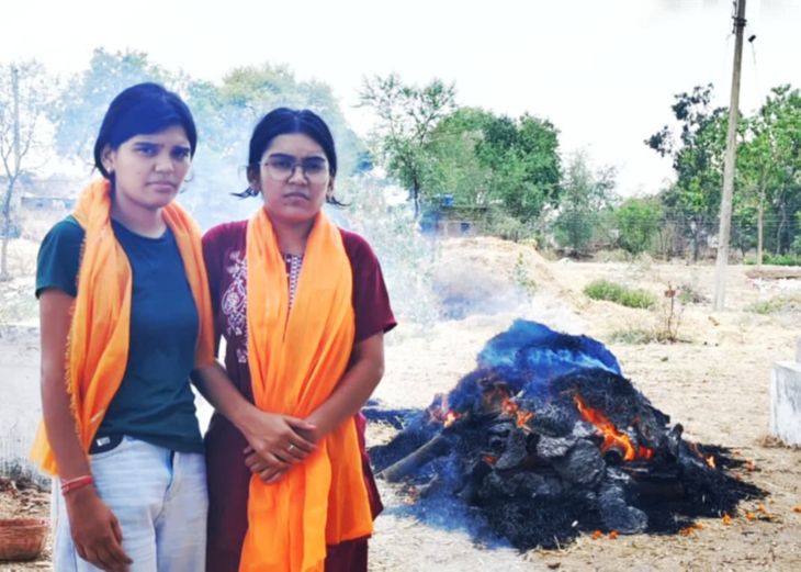 Daughters performed the last rites of their father after his death.