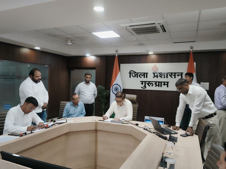 Gurugram SDM Hears Public Complaints at Solution Camp