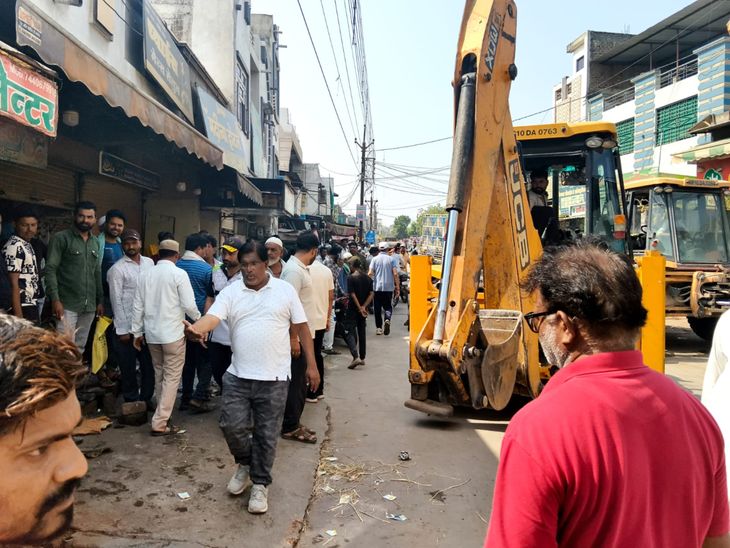 Encroachment removed in bus stand and talkies area in five hours action