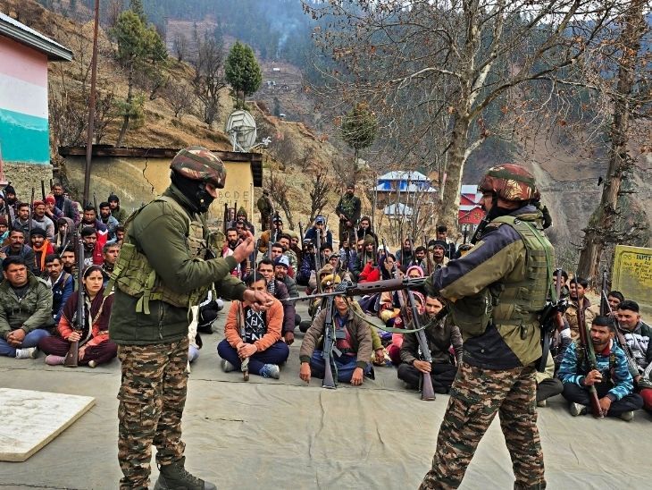 कश्मीर में एडवांस हथियारों वाली 1500 विलेज गार्ड्स की ‘फौज’:  5 जिलों के ग्रामीण जवानों के साथ 12-12 घंटे की ड्यूटी कर रहे