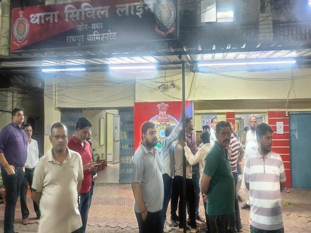 रायपुर में वकील पर चाकू से हमला:  शराब पीने से मना करने पर आरोपी थे नाराज, पीड़ित की हालत गंभीर; वकीलों ने देर रात घेरा सिविल लाइन थाना – Raipur News