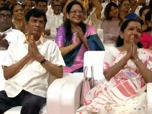 एक्टर विजय की शपथ में माता-पिता हाथ जोड़े रहे:समर्थकों ने 3 मिनट तालियां बजाईं, पहली बार किसी नेता ने पैंट, शर्ट, सूट में शपथ ली; 6 मोमेंट्स