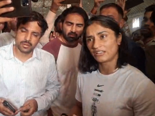 पहलवान विनेश बोलीं- इन बेशर्मों को क्या फर्क पड़ता है:गोंडा से हरियाणा लौटीं, WFI अध्यक्ष बोले- कुश्ती नहीं लड़ सकती, सिर्फ देख सकती हैं