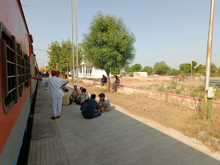 Chennai-Bhagat Ki Kothi Train Halts 1 Hr 21 Mins At Bhimpura; Engine ...