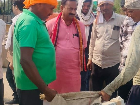 MP Minister Sanjeev Kanwar Inspects Warehouses, Focus on Farmer Convenience