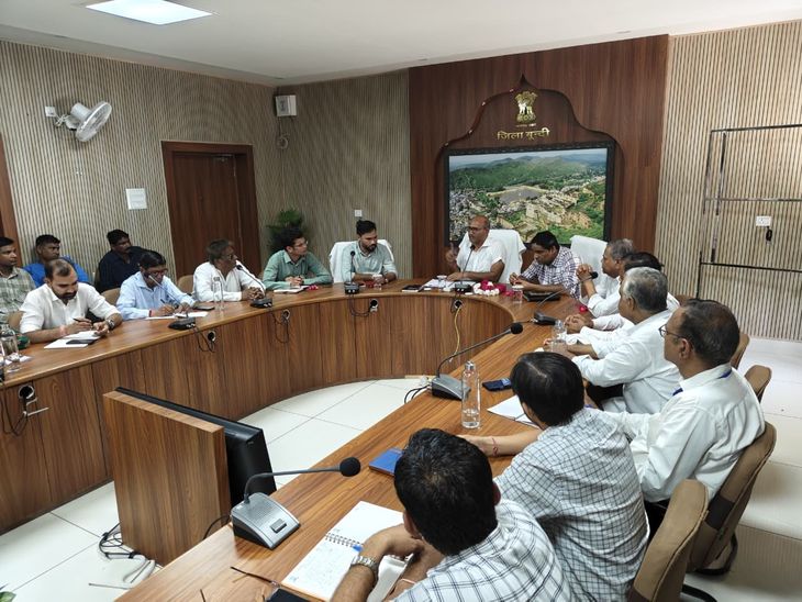 बूंदी में मुख्य रास्तों की अब रात में होगी सफाई:  मॉनिटरिंग के लिए खोला नियंत्रण कक्ष, व्हाट्सएप नंबर भी होगा जारी – Bundi News