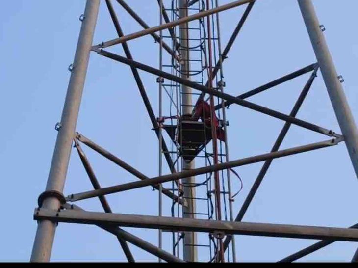 मोतिहारी में युवती मोबाइल टावर पर चढ़ी:  शादी से नाराजगी के बाद घंटों हंगामा, पुलिस ने सुरक्षित उतारा – Motihari (East Champaran) News
