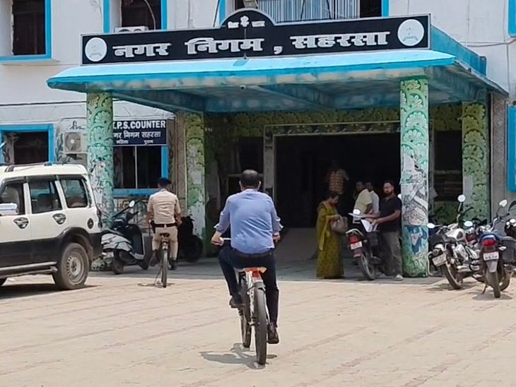 सहरसा नगर आयुक्त साइकिल से पहुंचे समाहरणालय:  प्रधानमंत्री नरेंद्र मोदी की अपील पर मनाया नो व्हीकल डे – Saharsa News