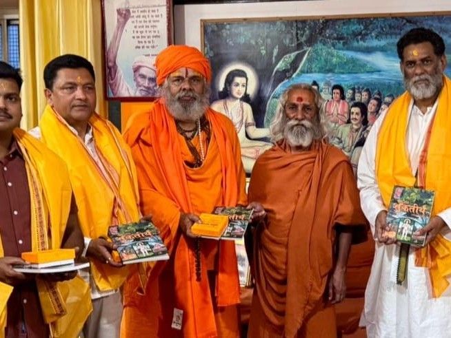 Jyotishacharya Rakesh Das Seeks Blessings From Swami Omanand Maharaj at ...
