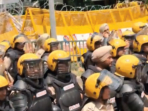 किसानों का चंडीगढ़ कूच, पुलिस से भिड़े:मोहाली बॉर्डर पर आंसू गैस के गोले दागे, वाटर कैनन का इस्तेमाल; कर्ज सीमा-MSP बढ़ाने की मांग कर रहे