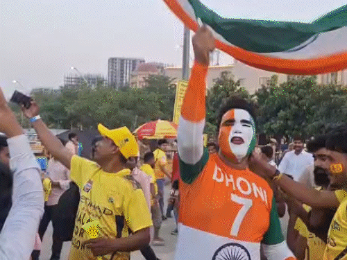 लखनऊ में धोनी की CSK दीवानगी…VIDEO: पीली जर्सी से नहाया इकाना स्टेडियम, मैच से पहले भिड़े छोटे-छोटे प्रशंसक -Lucknow News
