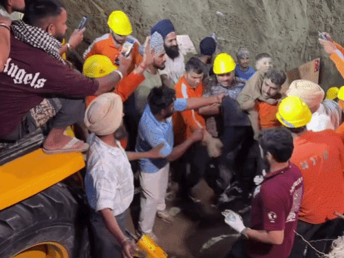 पंजाब- बोरवेल से 9 घंटे बाद निकाला बच्चा:  बाहर आते ही मां से लिपटकर रोया; खेलते समय गिरा, 30 फीट नीचे फंसा था – Hoshiarpur News