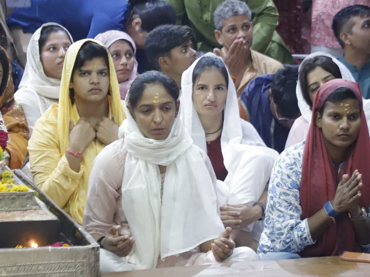 बाबा महाकाल मैदान पर भारतीय महिला क्रिकेट टीम: विश्व कप विजेता टीम की कप्तान हरमनप्रीत और कोच ने नंदी के कान में जताई इच्छाएं