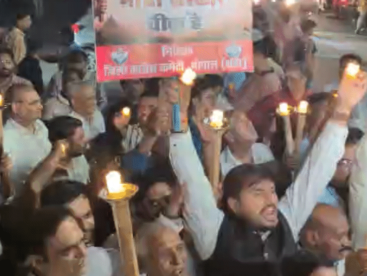 NEET पेपर लीक- भोपाल में कांग्रेस का मशाल जूलूस:  केंद्रीय शिक्षा मंत्री के इस्तीफे की मांग; पटवारी बोले- पेपर लीक के पीछे मोदी सरकार – Bhopal News