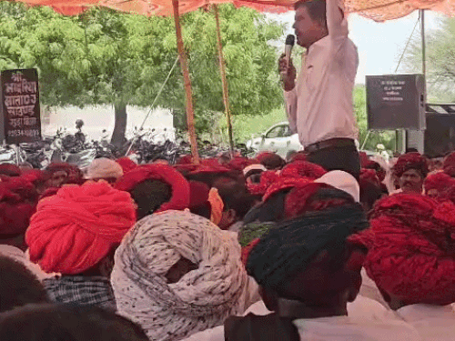 शादी में दूल्हा नहीं रख सकेगा दाढ़ी:गुर्जर महापंचायत में फैसला; बाल विवाह-मृत्युभोज पर भी रोक; नशा परोसने पर ढाई लाख जुर्माना शादी में दूल्हा नहीं रख सकेगा दाढ़ी:गुर्जर महापंचायत में फैसला; बाल विवाह-मृत्युभोज पर भी रोक; नशा परोसने पर ढाई लाख जुर्माना