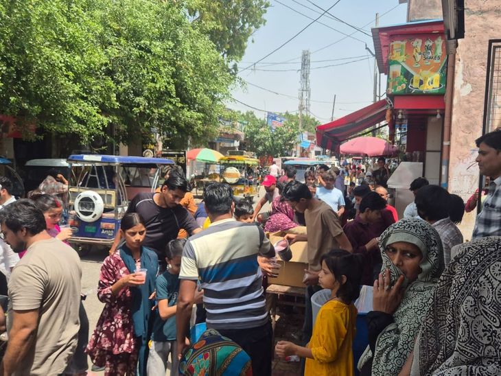 Muradnagar Initiative Beats Heat | Locals Distribute Sharbat