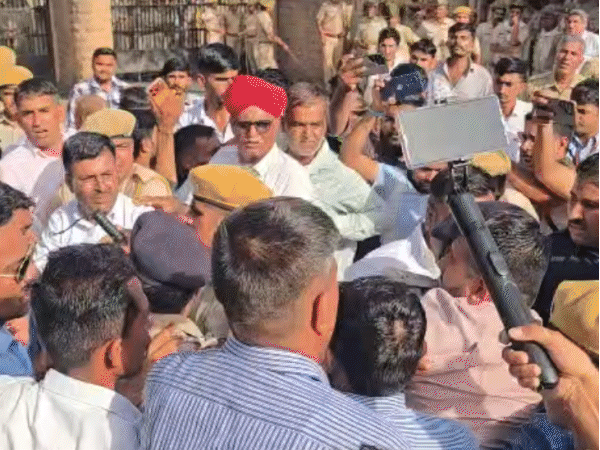 विधायक रविंद्र भाटी ने खुद पर पेट्रोल छिड़का:पुलिस पकड़कर ले गई; 500 गाड़ियों के साथ कलेक्ट्रेट पर प्रदर्शन करने पहुंचे थे