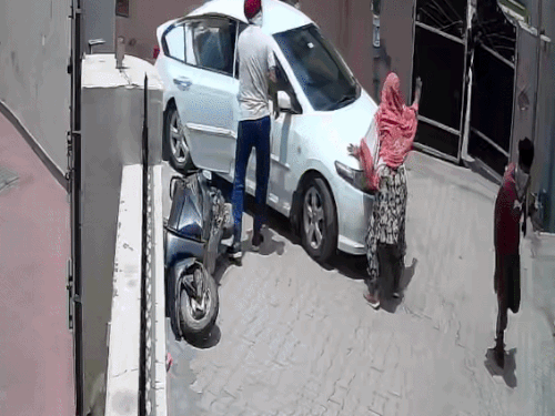 मोहाली में दिनदहाड़े बच्ची की किडनैपिंग का VIDEO:किडनैपरों ने घर के बाहर से छीना; पोती को छुड़ाने चलती कार पर लटक गए दादा-दादी मोहाली में दिनदहाड़े बच्ची की किडनैपिंग का VIDEO:किडनैपरों ने घर के बाहर से छीना; पोती को छुड़ाने चलती कार पर लटक गए दादा-दादी