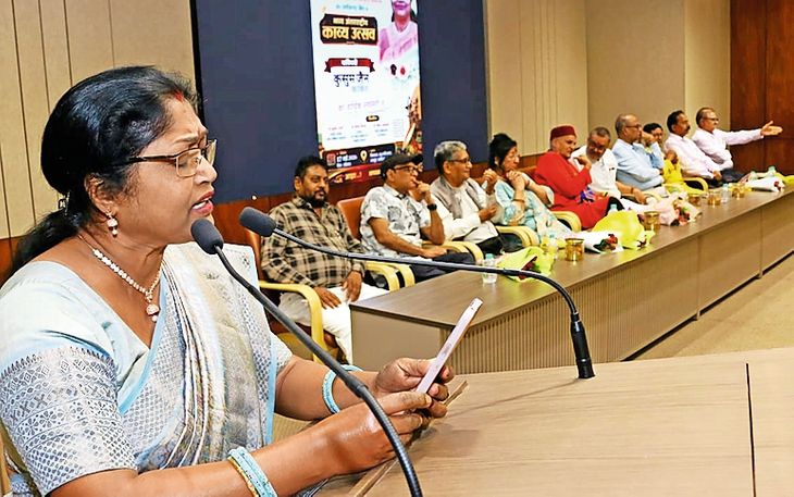 Kusum was honored for reciting a poem on changing Bastar.