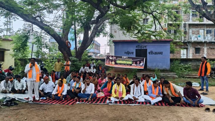 BJP protested in front of the block office in Gola block demanding ...