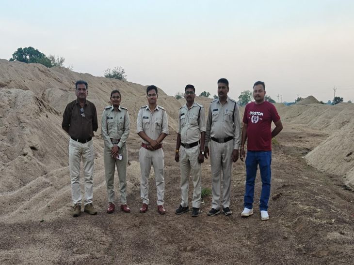 रायपुर में अवैध रेत खनन पर कार्रवाई:  गोबरानवापारा में 2 पोकलेन जब्त, रेत का अवैध भंडारण भी पकड़ाया, खनिज विभाग ने जारी किए नोटिस – Raipur News