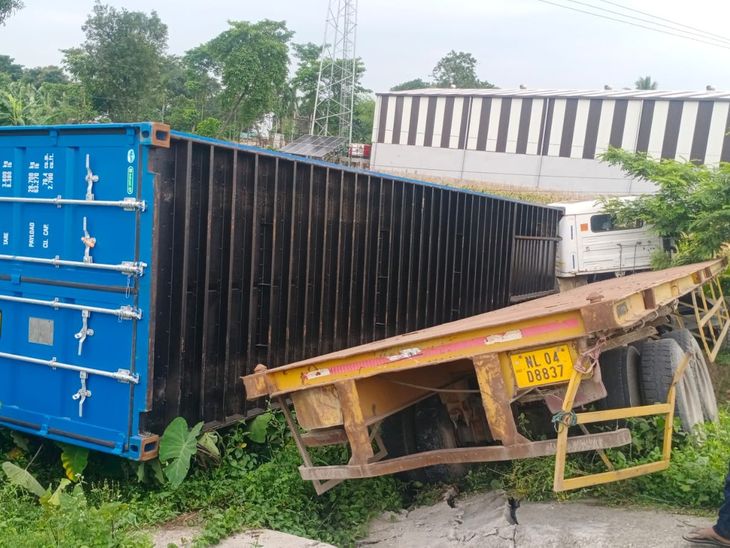Kishanganj Truck Accident | Container Truck Crashes Divider, 4 Injured