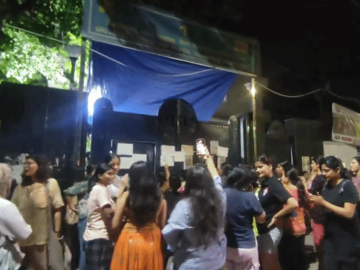 दिल्ली यूनिवर्सिटी के गर्ल्स हॉस्टल में आधी रात प्रदर्शन:छात्राओं ने मैनेजमेंट पर जबरन हॉस्टल खाली कराने, पानी बंद करने का आरोप लगाया