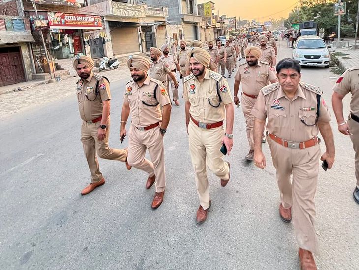 मोगा में 500 पुलिसकर्मियों का फ्लैग मार्च:  चुनाव से पहले हर एंट्री पॉइंट पर नाकाबंदी, शराब-नशा बांटने वालों पर रहेगी कड़ी नजर – Moga News