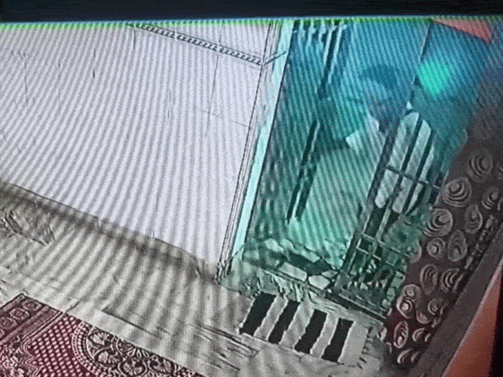 गुरदासपुर में चोर की अनूठी ‘श्रद्धा’:  चोरी करने से पहले और बाद में भगवान के सामने झुकाया सिर, फिर दानपात्र तोड़ उड़ाई नकदी, CCTV में कैद हुई करतूत – Pathankot News