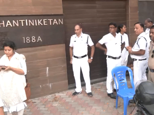 कोलकाता में अभिषेक बनर्जी के घर पहुंची पुलिस:  नगरपालिका के अवैध निर्माण नोटिस के बाद कार्रवाई; अभिषेक ने 14 दिन का समय मांगा