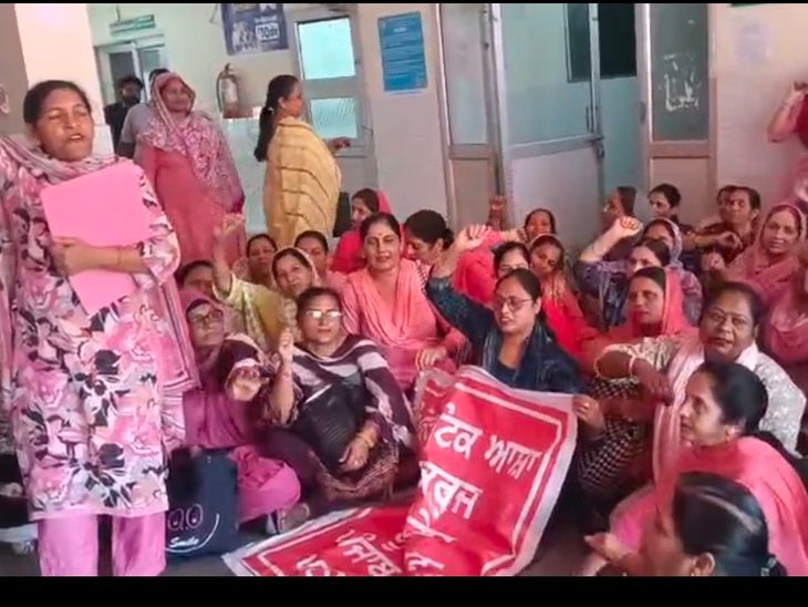 पठानकोट में सिविल सर्जन दफ्तर के बाहर जोरदार प्रदर्शन:  आशा वर्कर्स बोलीं, दो माह से वेतन नहीं मिला वेतन, घर का गुजारा हुआ मुश्किल – Pathankot News