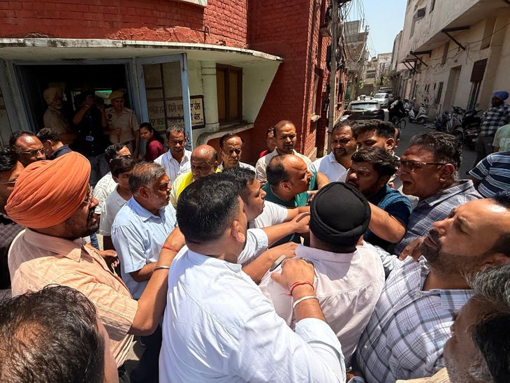 बरनाला में AAP और निर्दलीय समर्थकों में तीखी बहस:  फर्जी वोटिंग के आरोप, पुलिस अलर्ट; दोनों पक्षों को सख्त चेतावनी – Barnala News