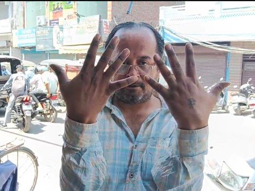 पठानकोट निगम चुनाव में कारोबारी से हाथापाई:  पुलिस कर्मचारी पर लगाए आरोप; पोलिंग बूथ में हाथ पर स्याही नहीं लगाने पर विवाद – Pathankot News