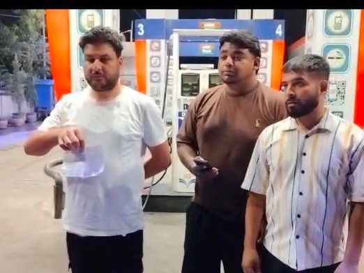 पठानकोट पेट्रोल पंप पर विवाद:  45 लीटर टंकी में 52 लीटर डीजल भरने का आरोप, ग्राहक ने जांच की मांग की – Pathankot News