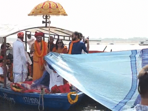 मां गंगा को 5100 साड़ियों से बनी चुनरी चढ़ाई:  501 लीटर दूध से अभिषेक, गंगा दशहरा पर अयोध्या के घाटों पर भीड़ – Varanasi News
