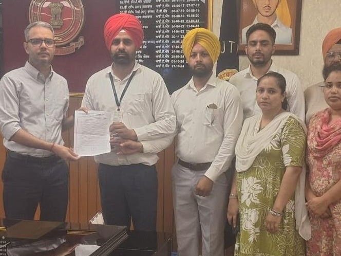 तरनतारन में सेवा केंद्र कर्मियों की हड़ताल, डीसी को ज्ञापन:  10 साल से मात्र 1000 रुपये मासिक वेतन, वह भी समय पर नहीं मिलता – tarn-taran News