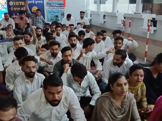 पठानकोट में सेवा केंद्र कर्मियों का प्रदर्शन:  हड़ताल पर गए, बोले- कई बार मांग पत्र देने के बाद भी समाधान नहीं, संघर्ष और उग्र होगा – Pathankot News