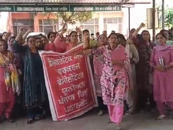 पठानकोट में आशा वर्कर्स का सिविल सर्जन कार्यालय पर धरना:  लंबित मांगों को लेकर सरकार के खिलाफ प्रदर्शन, आर्थिक शोषण का आरोप – Pathankot News